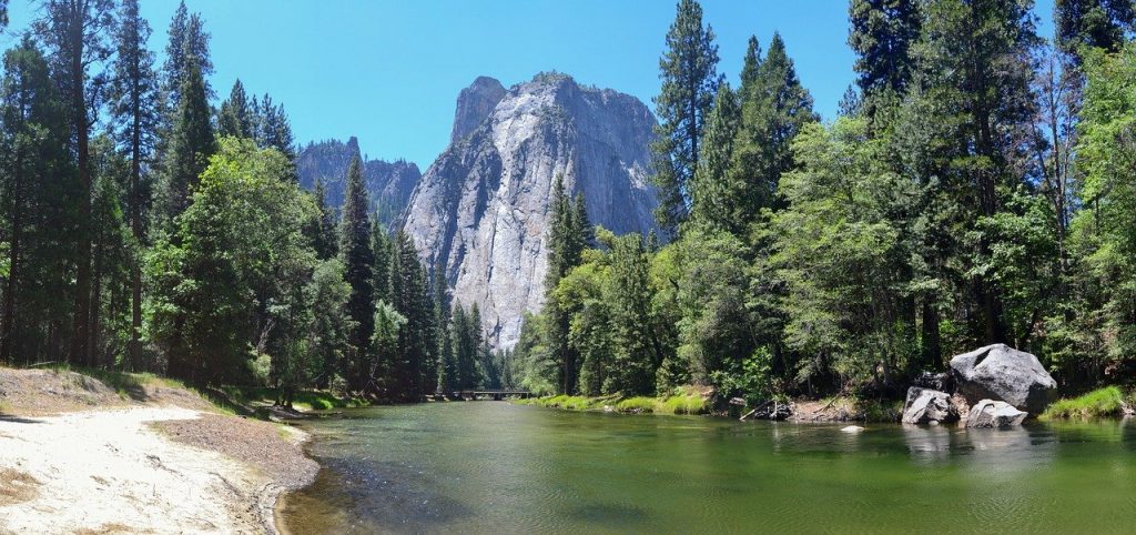 Places-In-The-USA-Where-To-Go-On-The-First-Trip-As-A-Beginner-RV-Yosemite-National-Park