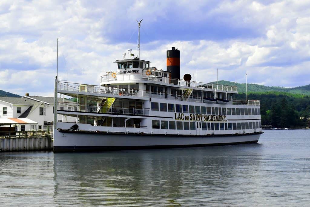 lac-du-saint-sacrement-steamboat-lake-george-new-york