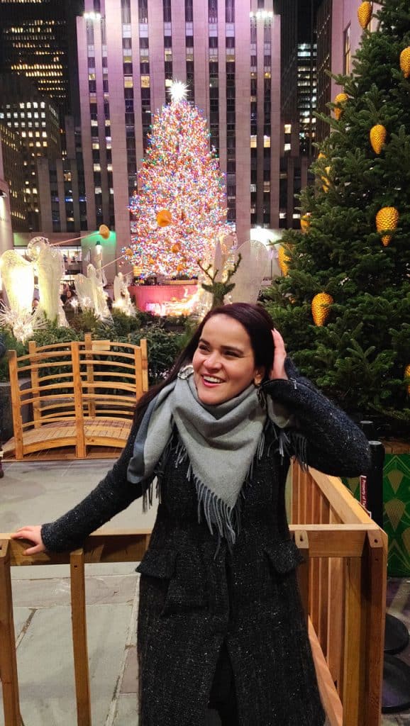 photo-in-front-of-the-rockefeller-christmas-tree-in-nyc