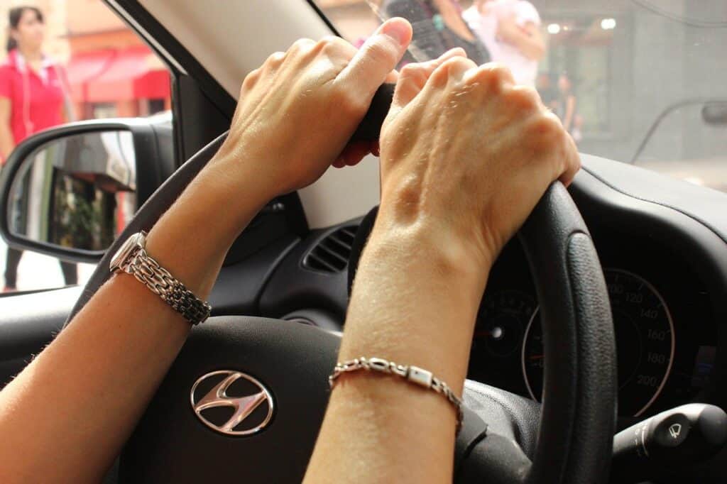 women-driving-girls-traveling-by-car