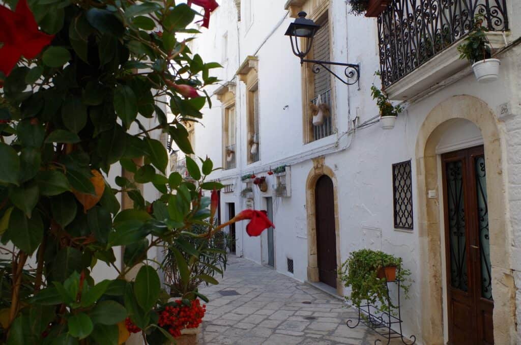 locorotondo-puglia-travel